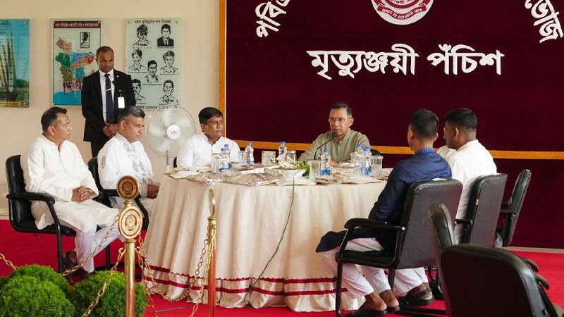 সেনানিবাসে ঈদের আনন্দ ভাগ করলেন প্রধানমন্ত্রী,সেনাবাহিনীকে বললেন জাতির আস্থার প্রতীক
